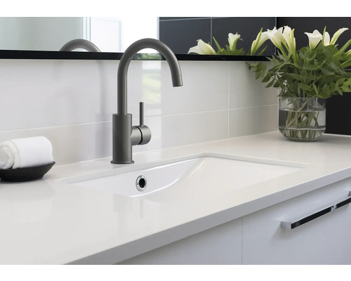 Chiuvetă cu robinet și vas lavoar în baie.