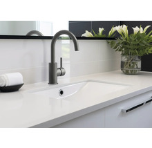 Baie modernă cu chiuvetă, baterie și decorațiuni