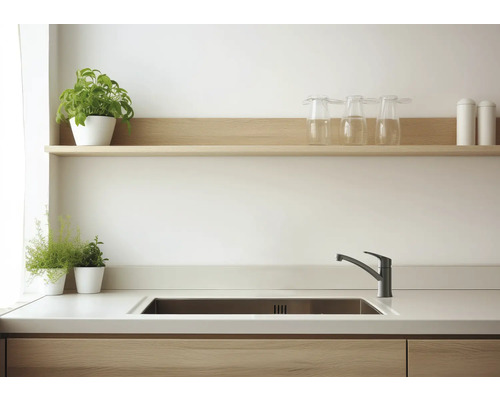 Bucătărie luminoasă cu chiuvetă, robinet, blat de lucru și rafturi cu decorațiuni