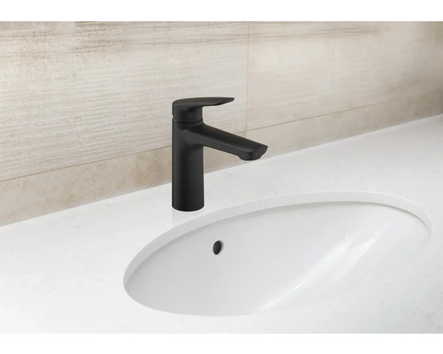 Baterie neagră de lavoar pe o chiuvetă