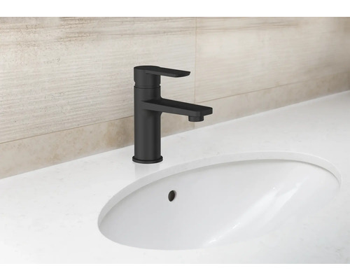 Baterie de lavoar din metal pe o chiuvetă