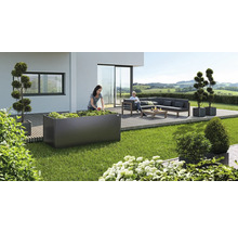 Scenă de grădină cu jardinieră, plantată, și persoană așezată pe o bancă