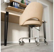 Scenă de birou cu birou și scaun de birou cu rotile