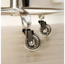 Prim-plan cu rotile scaunului de birou pe podea