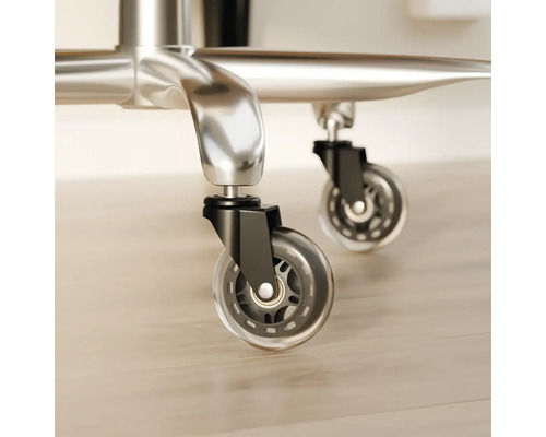 Prim-plan cu rotile scaunului de birou pe podea