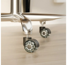 Vizualizare detaliată a rolelor scaunului de birou din plastic și metal