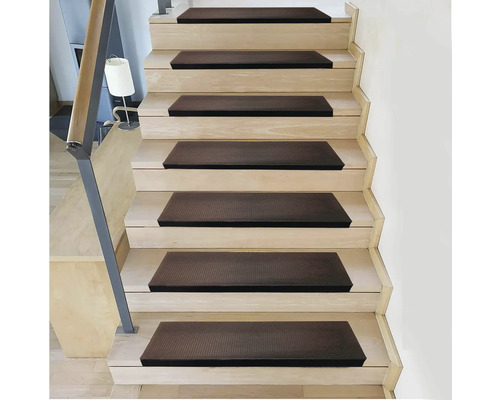 Scară cu covoare pentru trepte pentru sprijin și confort suplimentar.