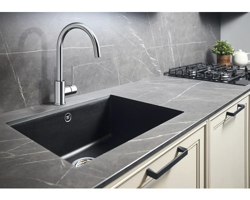 Chiuvetă de bucătărie cu robinet, blat și plită într-o bucătărie modernă