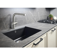 Chiuvetă de bucătărie cu baterie într-o bucătărie modernă