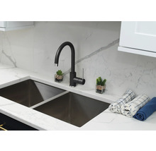 Chiuvetă de bucătărie cu robinet negru, blat și două decorațiuni mici