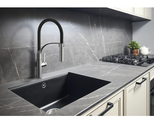 Scenă de bucătărie cu chiuvetă, robinet, plită și blat de lucru într-un design modern.