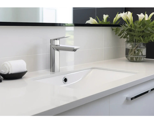 Baie modernă cu chiuvetă, robinet, prosop și vază cu flori