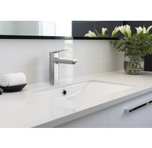 Baie modernă cu lavoar, robinet și prosop