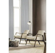 Living cu două fotolii, lampadar și perdele în fața unei ferestre