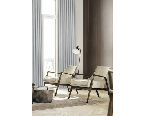 Living cu două fotolii, lampadar și perdele în fața unei ferestre