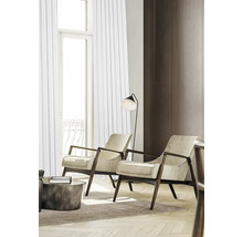 Două fotolii din material textil și lemn într-un living luminos