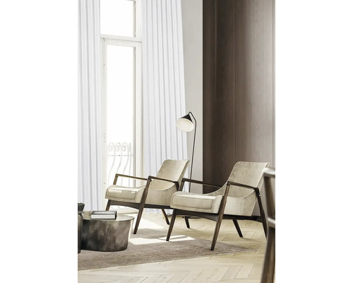 Două fotolii din material textil și lemn într-un living luminos