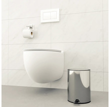 Toaletă suspendată cu panou de control, suport de hârtie igienică și coș de gunoi cu pedală într-o baie.