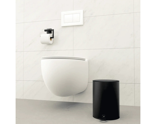 Scenă cu toaletă suspendată, suport de hârtie igienică, panou de control și coș de gunoi cu pedală.