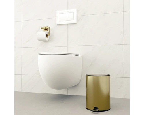 Baie modernă cu toaletă suspendată, suport pentru hârtie igienică și coș de gunoi cu pedală