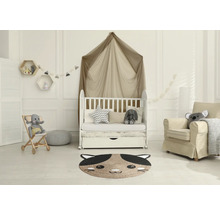 Cameră de copii cu pătuț, fotoliu și covor în formă de pisică