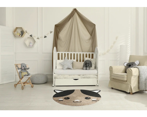 Cameră de copii cu pătuț, fotoliu și covor în formă de pisică