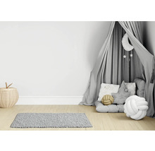 Cameră de copii cu cort de joacă, perne, covor și coș