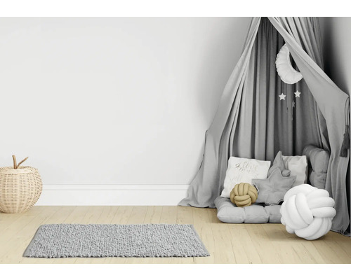 Cameră de copii cu cort de joacă, perne, covor și coș