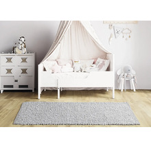 Cameră de copii cu pat, comodă și covor