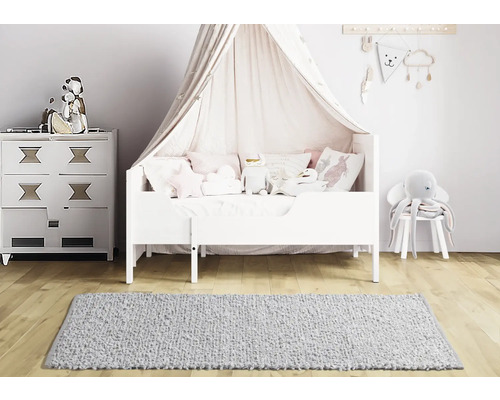 Cameră de copii cu pat, comodă și covor