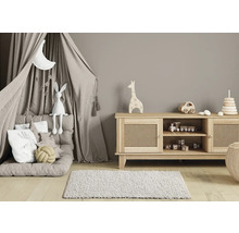 Cameră pentru copii cu cort de joacă, comodă din lemn și jucării decorative