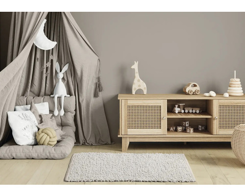 Cameră pentru copii cu cort de joacă, comodă din lemn și jucării decorative