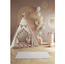 Scenă de cameră cu cort tipi, perne, covor și baloane pentru copii