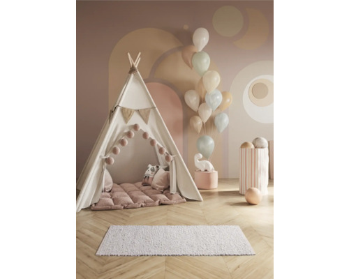 Scenă de cameră cu cort tipi, perne, covor și baloane pentru copii