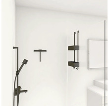 Baterie de duș, racletă de duș și raft de duș pe un perete alb