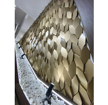 Decor de perete cu panouri decorative hexagonale și pietricele decorative albe cu iluminare