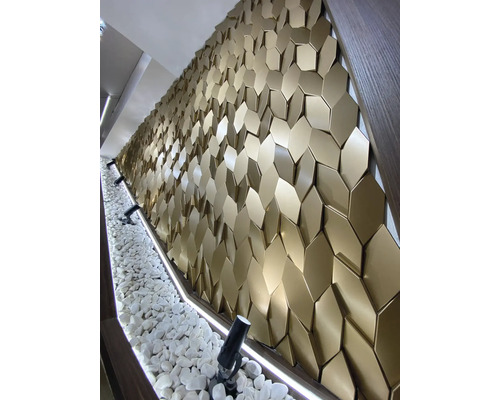 Decor de perete cu panouri decorative hexagonale și pietricele decorative albe cu iluminare