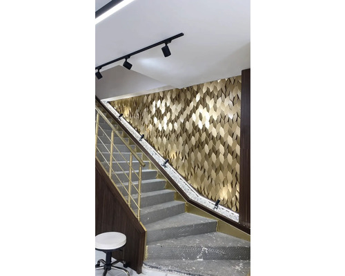 Scară cu placare de perete aurie și iluminare