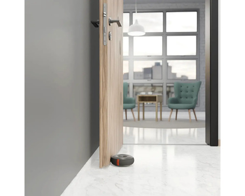 Ușă cu opritor de ușă într-o cameră luminoasă