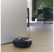 Aspirator robot fără fir gri închis pe podea de lemn