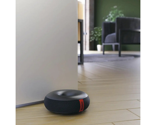 Aspirator robot fără fir gri închis pe podea de lemn