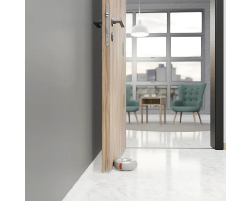 Opriitor de ușă sub ușă de lemn pe podea de marmură