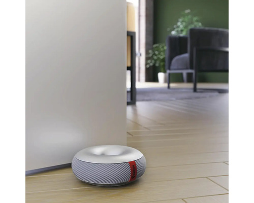 Opriitor de ușă fără fir în spațiul de locuit modern