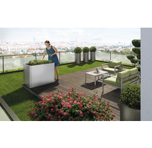 Terasa cu jardiniere, zonă de relaxare și vedere spre oraș