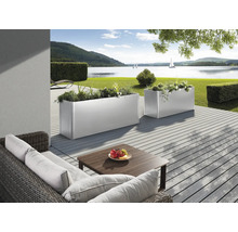 Grădină decorativă cu jardiniere, zonă de relaxare și vedere la lac