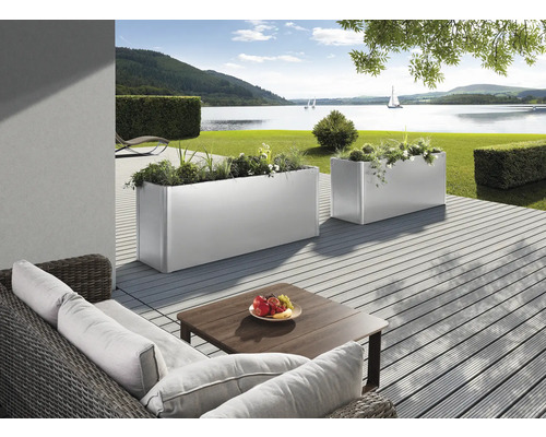 Grădină decorativă cu jardiniere, zonă de relaxare și vedere la lac