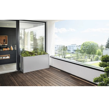 Scenă de balcon cu jardinieră modernă și podea din lemn