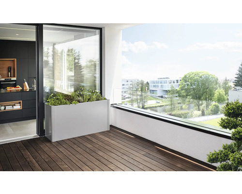 Scenă de balcon cu jardinieră modernă și podea din lemn