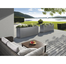 Terasa cu jardiniere și zonă de relaxare, cu vedere spre lac