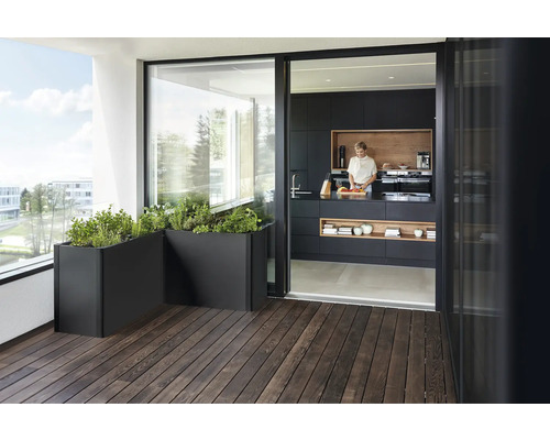 Balcon cu jardiniere și vedere spre o bucătărie modernă